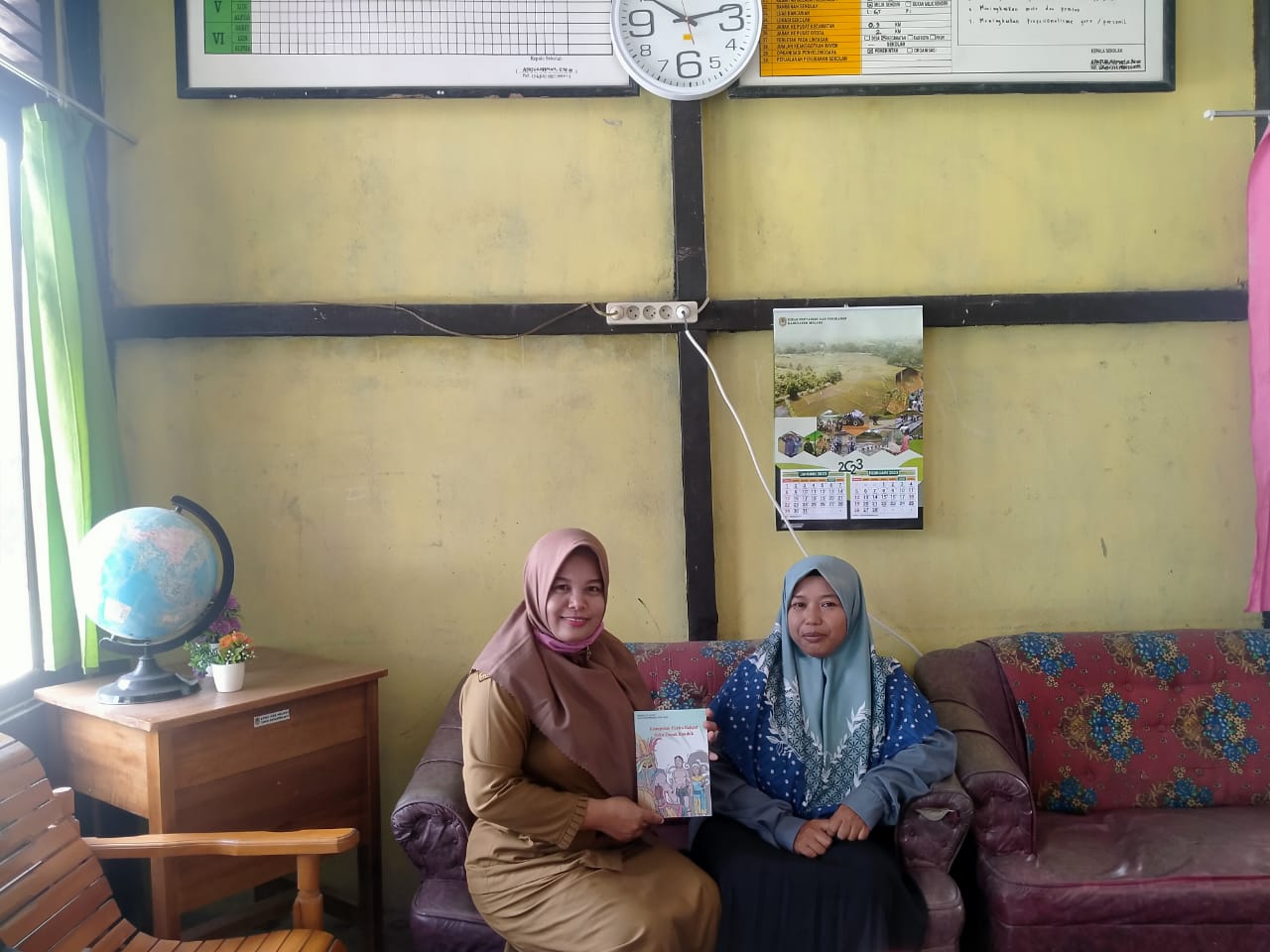pnyerahan_buku_ke_sdn_28_kelakik.jpg
