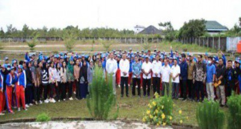 Bupati Melawi Lepas Keberangkatan KKM Mahasiswa STKIP Melawi